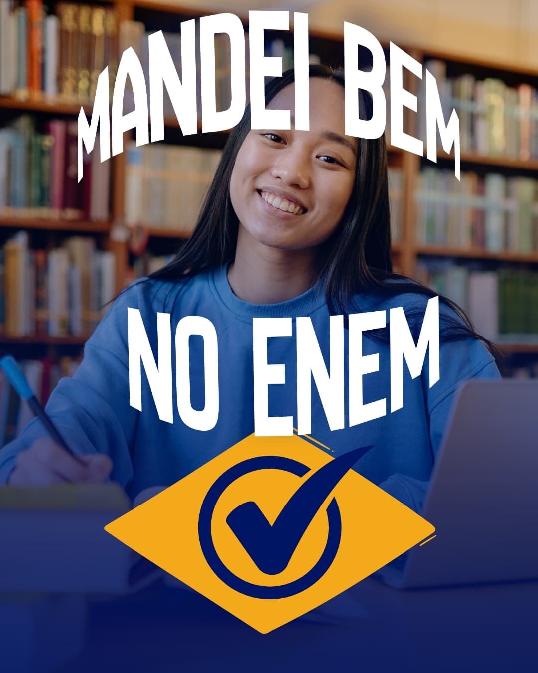 Estudante na biblioteca com a marca Mandei Bem no Enem.